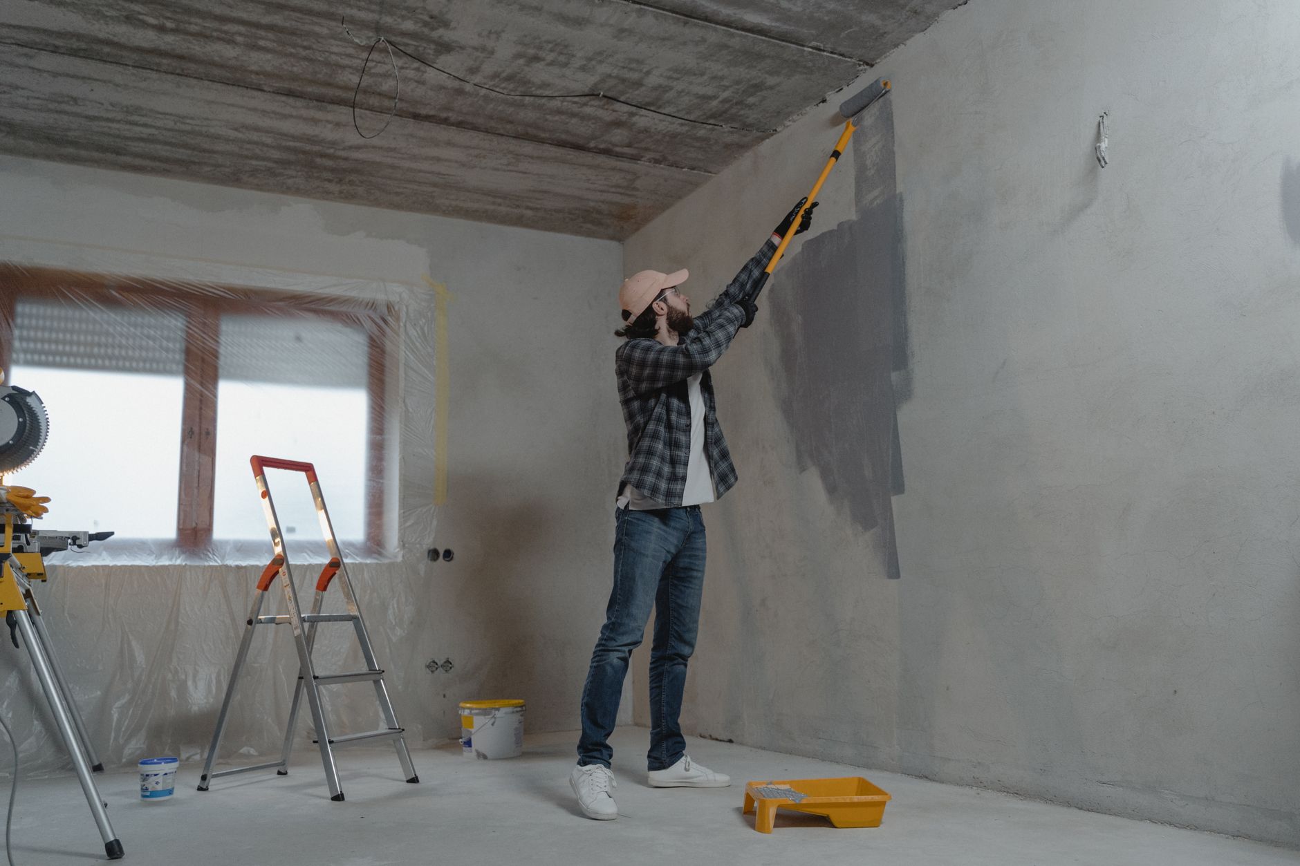 Peintre en bâtiment équipe à 